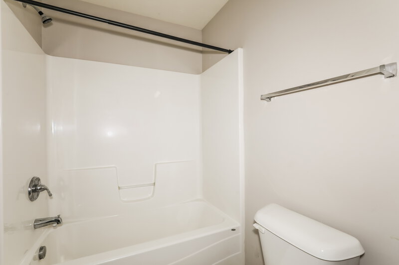 1,850/Mo, 2409 Woodfield Blvd Franklin, IN 46131 Bathroom View 2