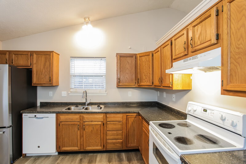 1,900/Mo, 6337 Cooperstone Ct Indianapolis, IN 46268 Kitchen View 2