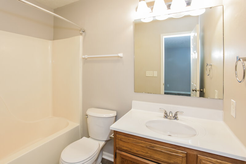 1,900/Mo, 6337 Cooperstone Ct Indianapolis, IN 46268 Main Bathroom View