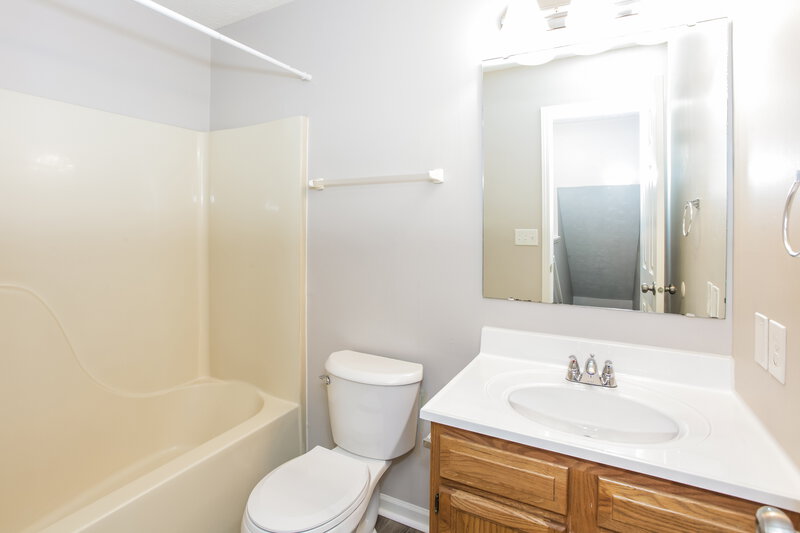 1,900/Mo, 6337 Cooperstone Ct Indianapolis, IN 46268 Bathroom View
