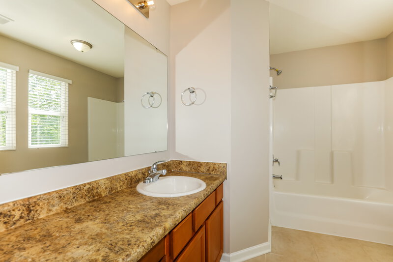 2,005/Mo, 3433 Black Forest Ln Indianapolis, IN 46239 Main Bathroom View
