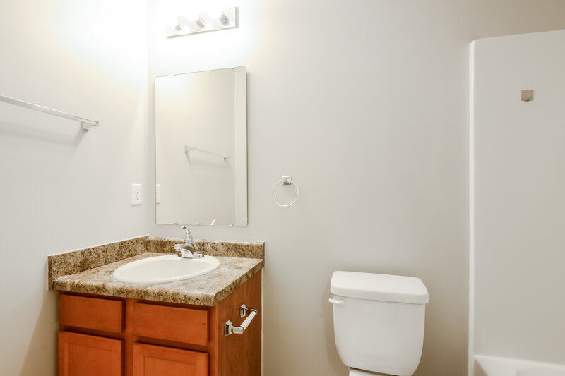 1,800/Mo, 3347 Black Forest Ln Indianapolis, IN 46239 Bathroom View