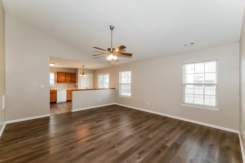 2,020/Mo, 5298 Gateway Ave Noblesville, IN 46062 Living Room View 4