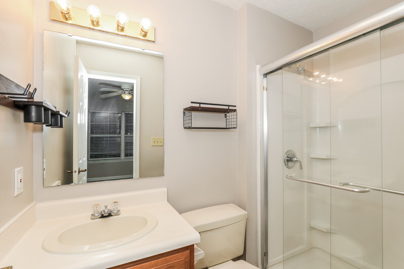1,965/Mo, 5298 Gateway Ave Noblesville, IN 46062 Main Bathroom View