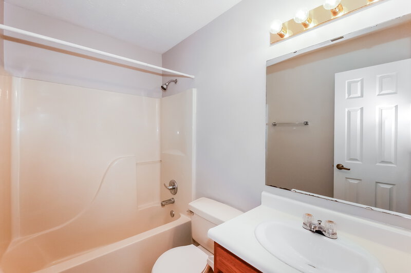2,020/Mo, 5298 Gateway Ave Noblesville, IN 46062 Bathroom View
