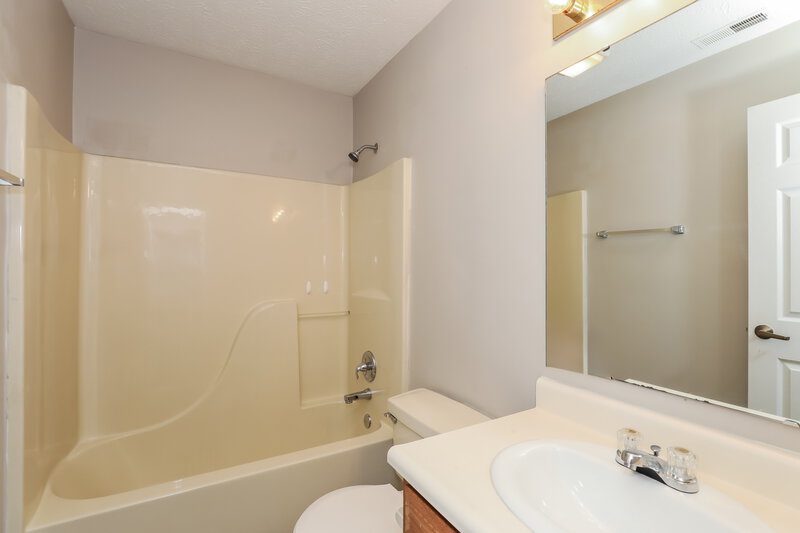1,965/Mo, 5298 Gateway Ave Noblesville, IN 46062 Bathroom View