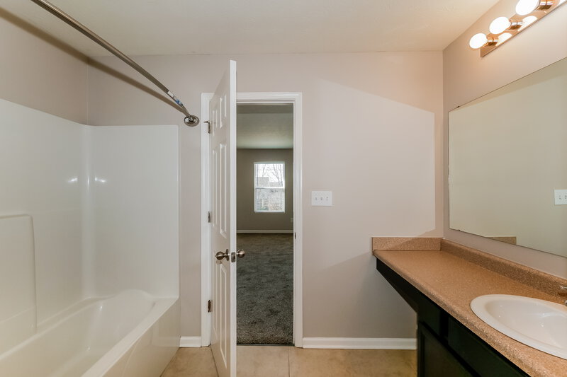 1,660/Mo, 2353 Cedarmill Dr Franklin, IN 46131 Main Bathroom View