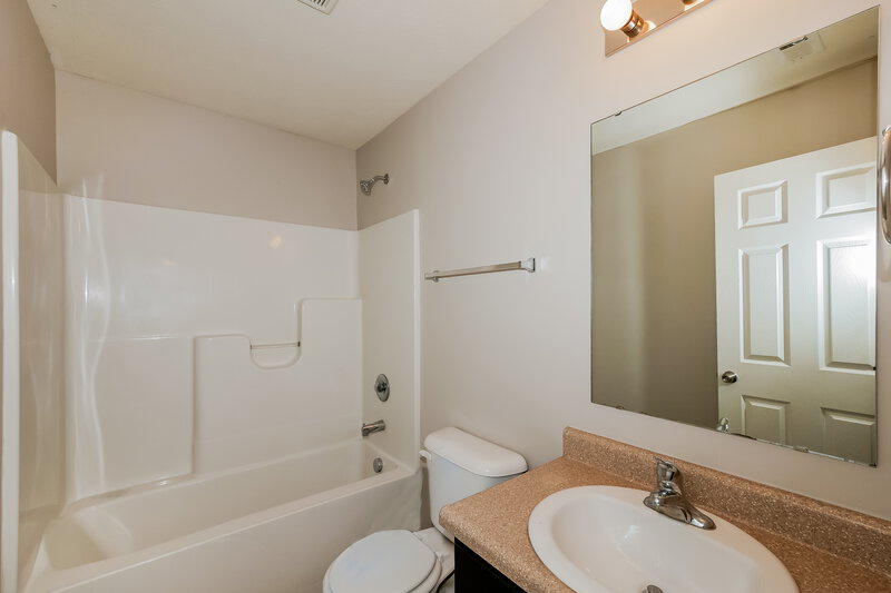 1,660/Mo, 2353 Cedarmill Dr Franklin, IN 46131 Bathroom View