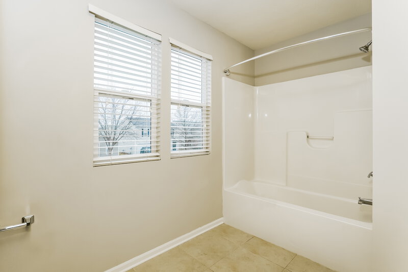 1,630/Mo, 8120 States Bend Dr Indianapolis, IN 46239 Main Bathroom View