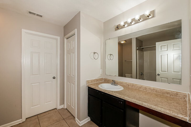 1,775/Mo, 8042 Grove Berry Way Indianapolis, IN 46239 Main Bathroom View