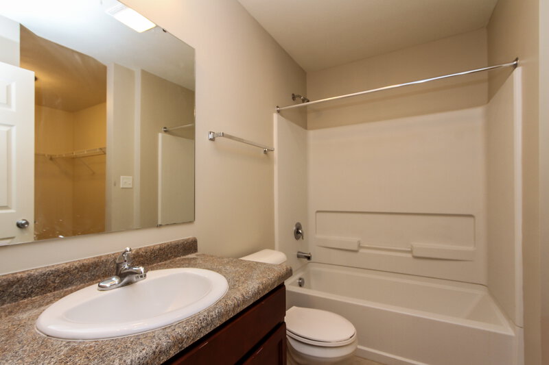 1,600/Mo, 8002 States Bend Dr Indianapolis, IN 46239 Bathroom View