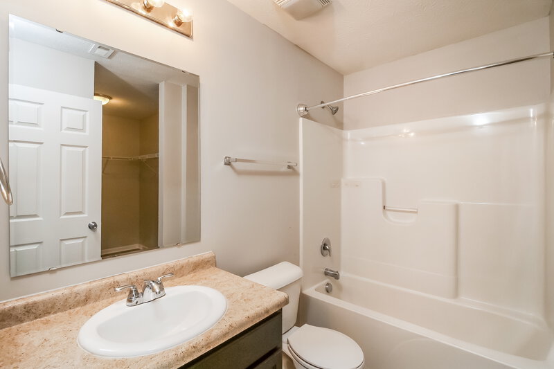 1,710/Mo, 8025 Fisher Bend Dr Indianapolis, IN 46239 Main Bathroom View