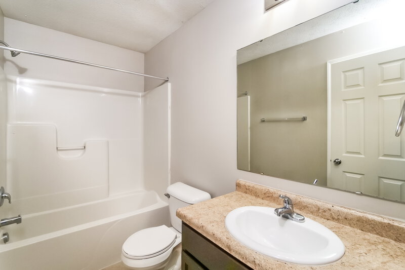 1,710/Mo, 8025 Fisher Bend Dr Indianapolis, IN 46239 Bathroom View