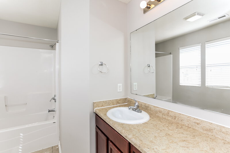 1,920/Mo, 8110 Grove Berry Dr Indianapolis, IN 46239 Main Bathroom View
