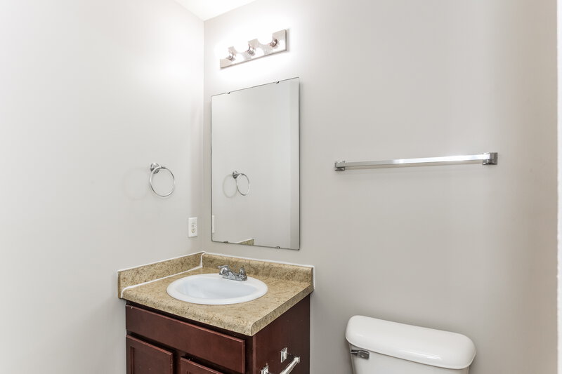 1,920/Mo, 8110 Grove Berry Dr Indianapolis, IN 46239 Bathroom View