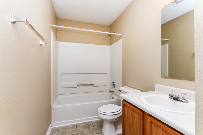 1,975/Mo, 2150 Shadowbrook Dr Plainfield, IN 46168 Bathroom View