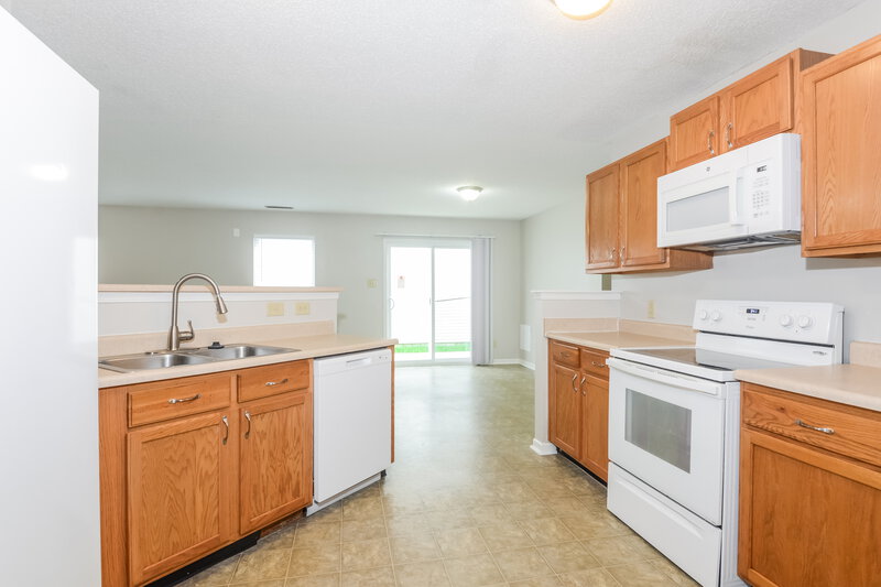 1,390/Mo, 929 Harbon Dr Franklin, IN 46131 Kitchen View 2