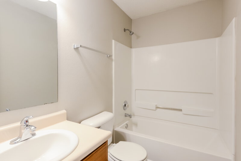 1,390/Mo, 929 Harbon Dr Franklin, IN 46131 Bathroom View