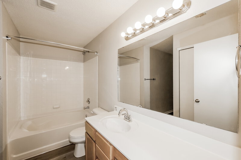 1,890/Mo, 5874 N Quincy Dr McCordsville, IN 46055 Main Bathroom View