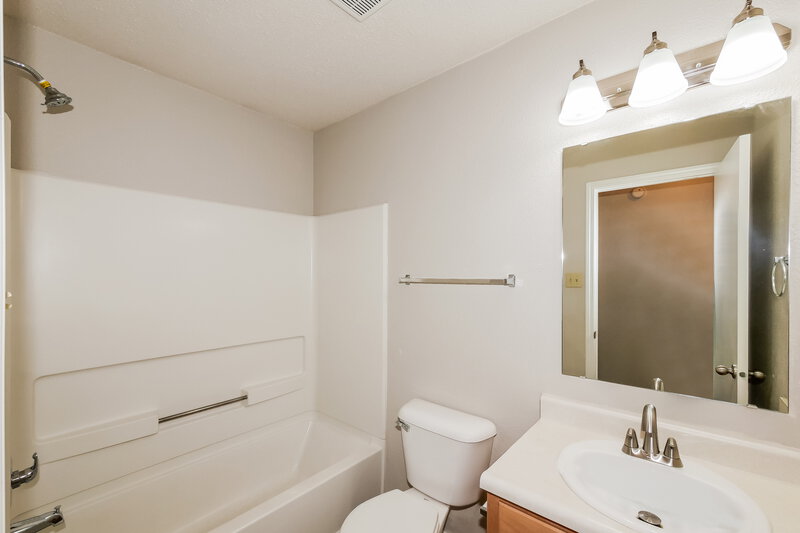 1,890/Mo, 5874 N Quincy Dr McCordsville, IN 46055 Bathroom View