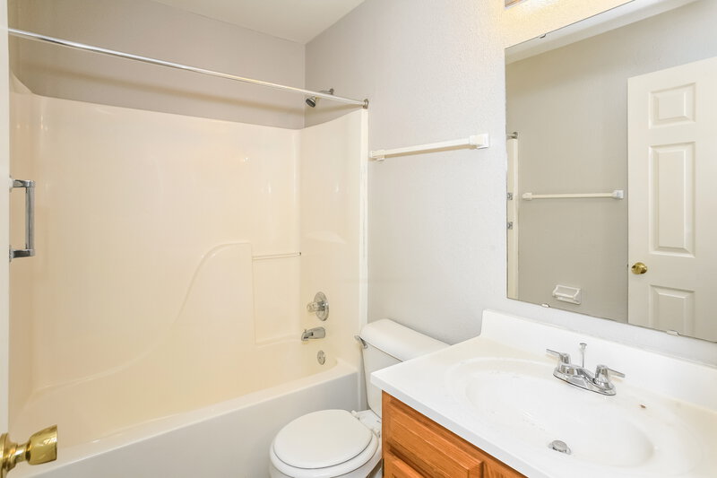 1,915/Mo, 19024 Prairie Crossing Dr Noblesville, IN 46062 Main Bathroom View