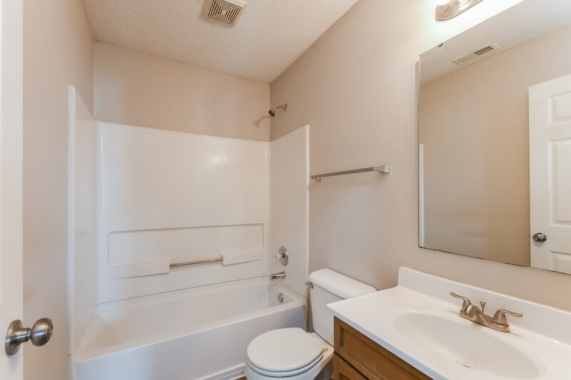 1,830/Mo, 2150 Summer Breeze Way Greenwood, IN 46143 Main Bathroom View