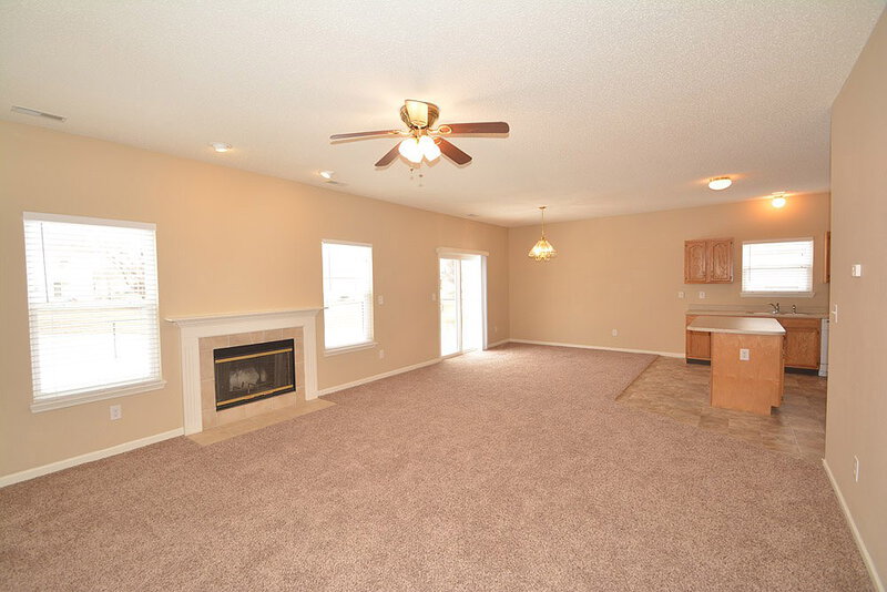 1,535/Mo, 636 Cloverfield Ln Greenwood, IN 46143 Great Room View 2