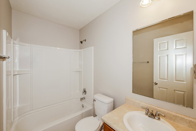 1,730/Mo, 5544 Wild Horse Dr Indianapolis, IN 46239 Main Bathroom View