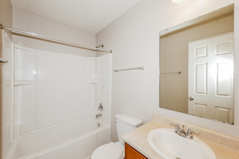 1,730/Mo, 5544 Wild Horse Dr Indianapolis, IN 46239 Bathroom View