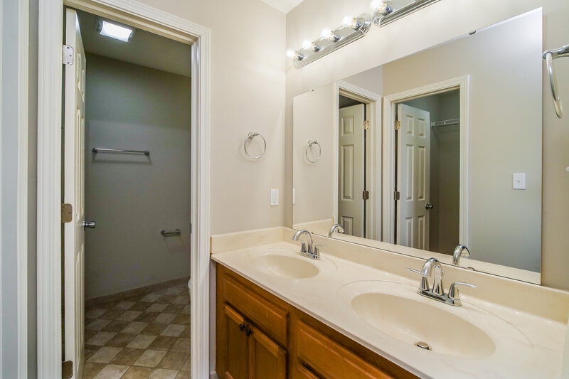 1,805/Mo, 2231 Canvasback Dr Indianapolis, IN 46234 Main Bathroom View