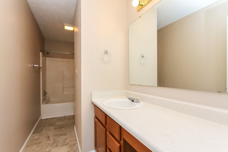 1,320/Mo, 281 Kimbrough Dr Greenwood, IN 46143 Bathroom View