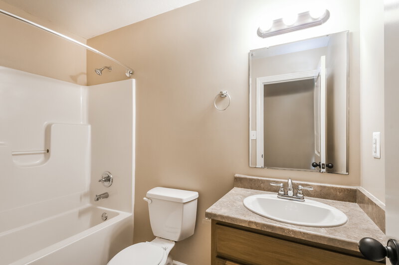 2,940/Mo, 2069 Seven Peaks Dr Cicero, IN 46034 Main Bathroom View