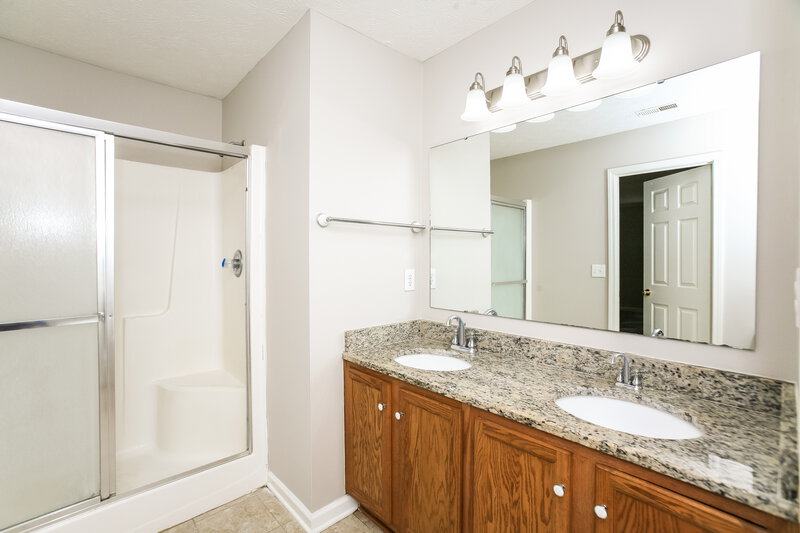 2,265/Mo, 9225 Concert Way Indianapolis, IN 46231 Main Bathroom View