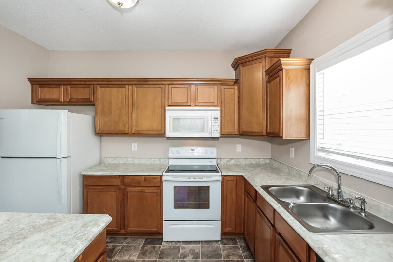 2,285/Mo, 5834 Long Lake Ln Indianapolis, IN 46235 Kitchen View