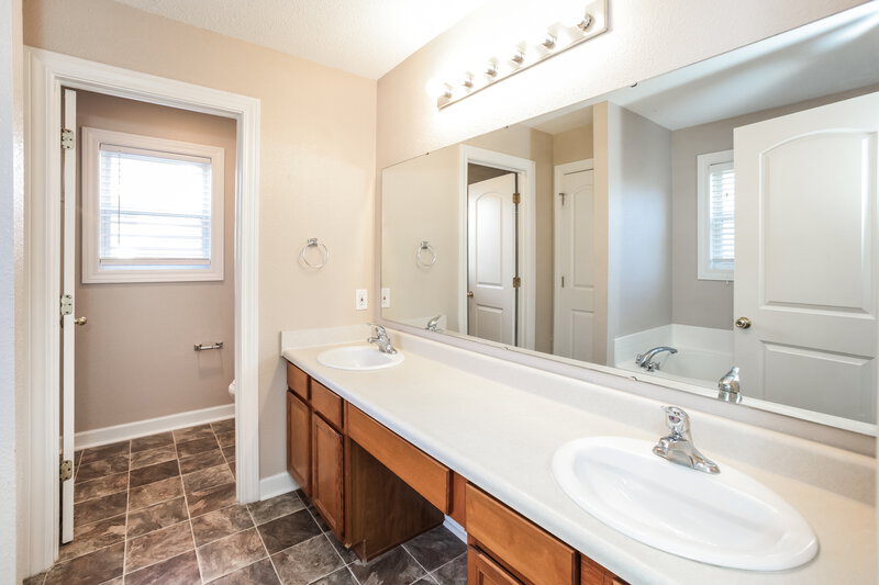 2,285/Mo, 5834 Long Lake Ln Indianapolis, IN 46235 Main Bathroom View