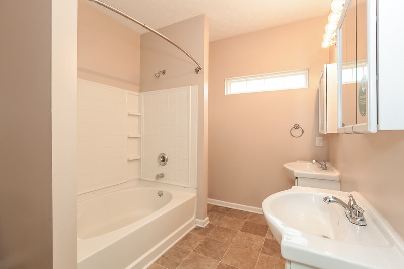 1,550/Mo, 8127 Wichita Hill Dr Indianapolis, IN 46217 Bathroom View