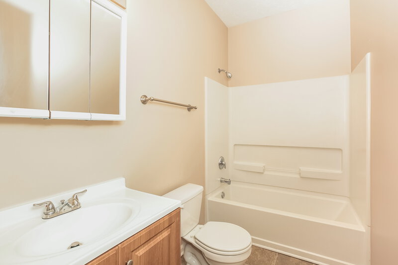 1,550/Mo, 8127 Wichita Hill Dr Indianapolis, IN 46217 Bathroom View 2