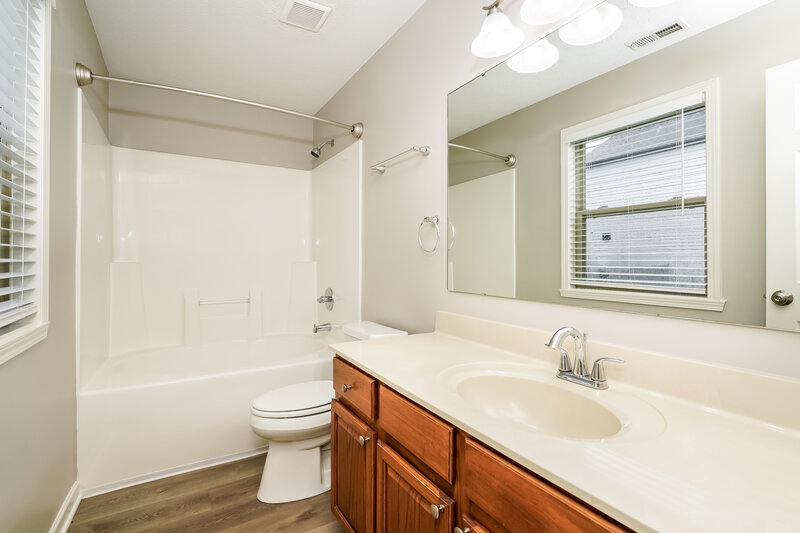 1,640/Mo, 1721 Blankenship Dr Indianapolis, IN 46217 Main Bathroom View