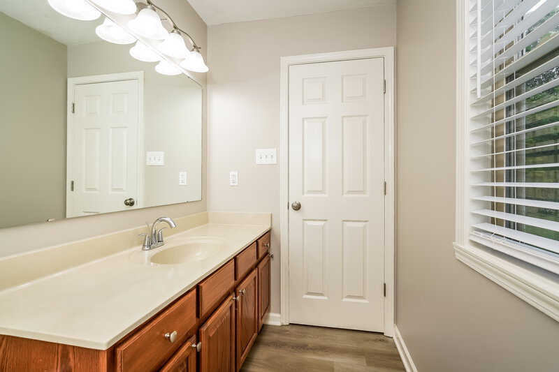 1,640/Mo, 1721 Blankenship Dr Indianapolis, IN 46217 Main Bathroom View 2