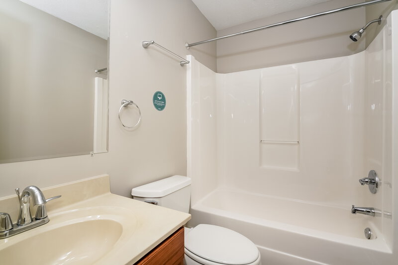 1,640/Mo, 1721 Blankenship Dr Indianapolis, IN 46217 Bathroom View