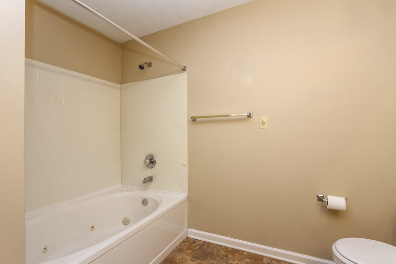1,610/Mo, 11827 Halle Dr Indianapolis, IN 46229 Master Bathroom View