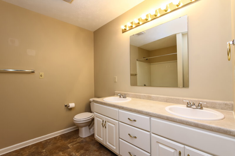 1,610/Mo, 11827 Halle Dr Indianapolis, IN 46229 Master Bathroom View 2