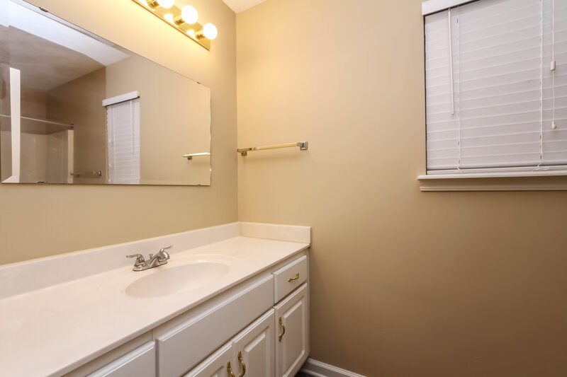 1,610/Mo, 11827 Halle Dr Indianapolis, IN 46229 Bathroom View