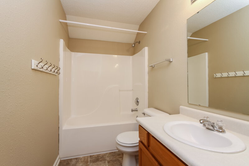 1,720/Mo, 19516 Prairie Crossing Dr Noblesville, IN 46062 Bathroom View