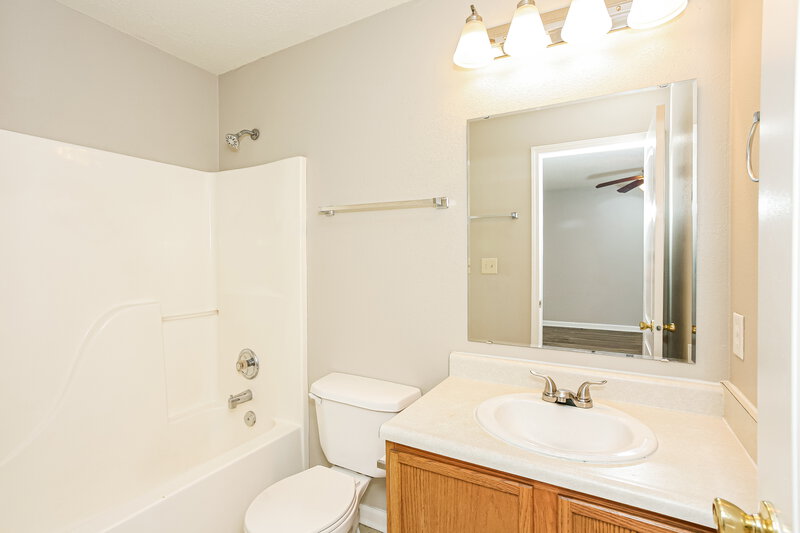 1,805/Mo, 9723 Centennial Ct Avon, IN 46123 Main Bathroom View