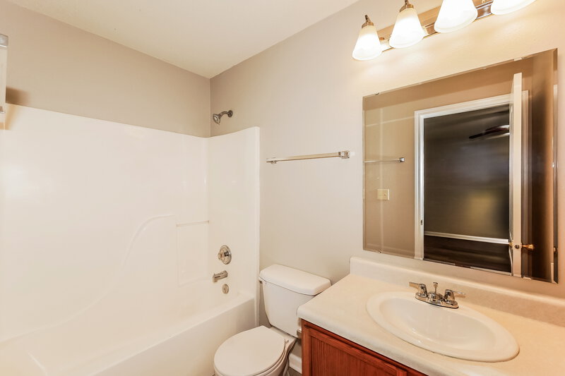2,590/Mo, 9723 Centennial Ct Avon, IN 46123 Main Bathroom View