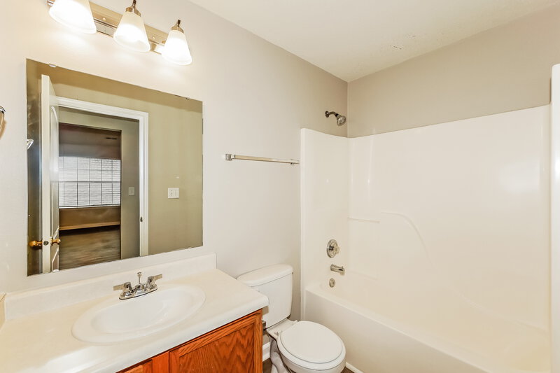 2,590/Mo, 9723 Centennial Ct Avon, IN 46123 Bathroom View