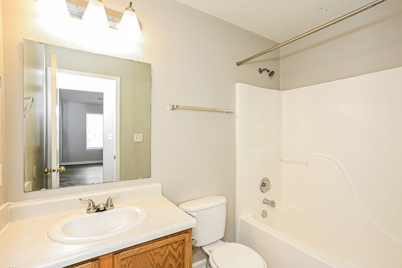 1,805/Mo, 9723 Centennial Ct Avon, IN 46123 Bathroom View