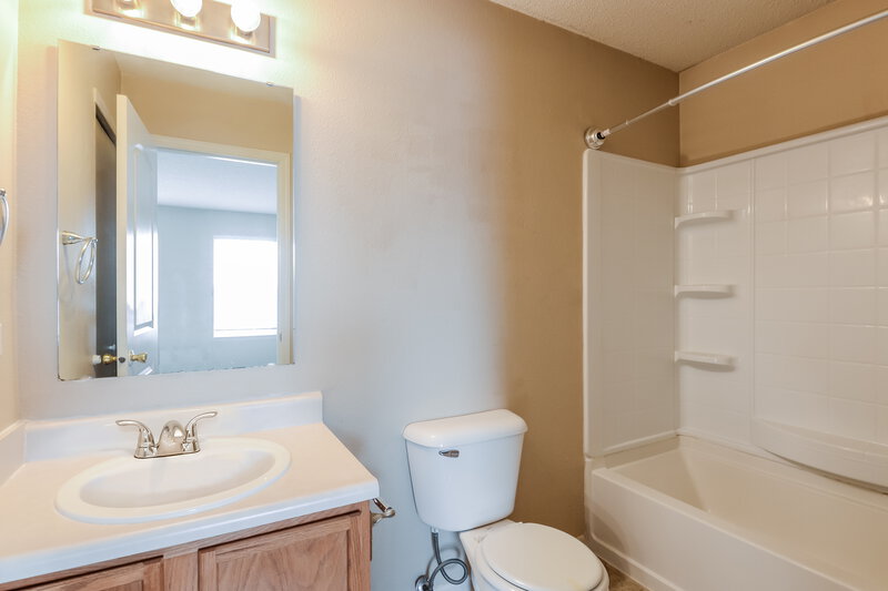 1,905/Mo, 2371 Summerwood Ln Greenwood, IN 46143 Main Bathroom View