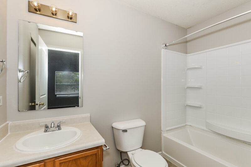 1,930/Mo, 2371 Summerwood Ln Greenwood, IN 46143 Main Bathroom View